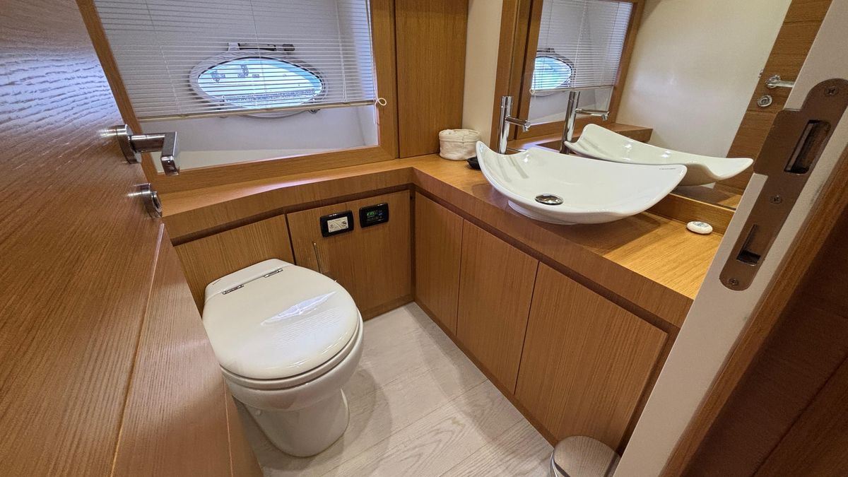 2011 Pershing 74 
