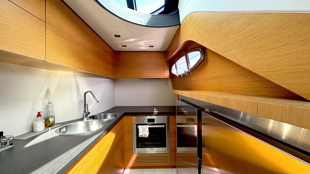 2011 Pershing 74 