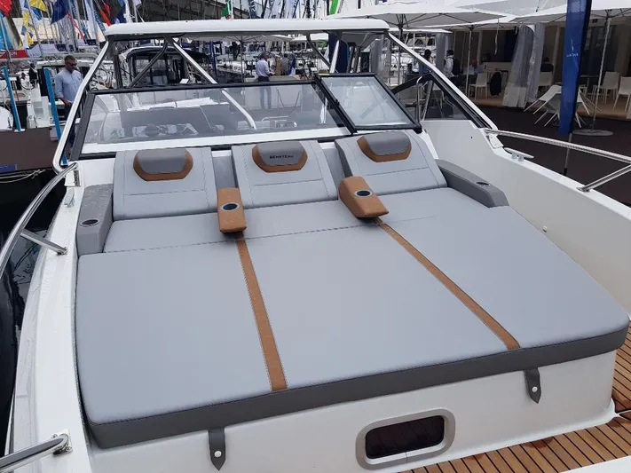 La Bella Vita Yacht Photos Pics 2020 Beneteau Flyer 10 with luxurious sun deck.