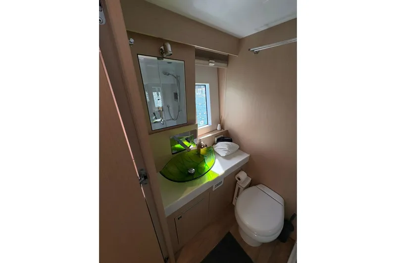 Silent Seven Yacht Photos Pics STB Fwb Bathroom