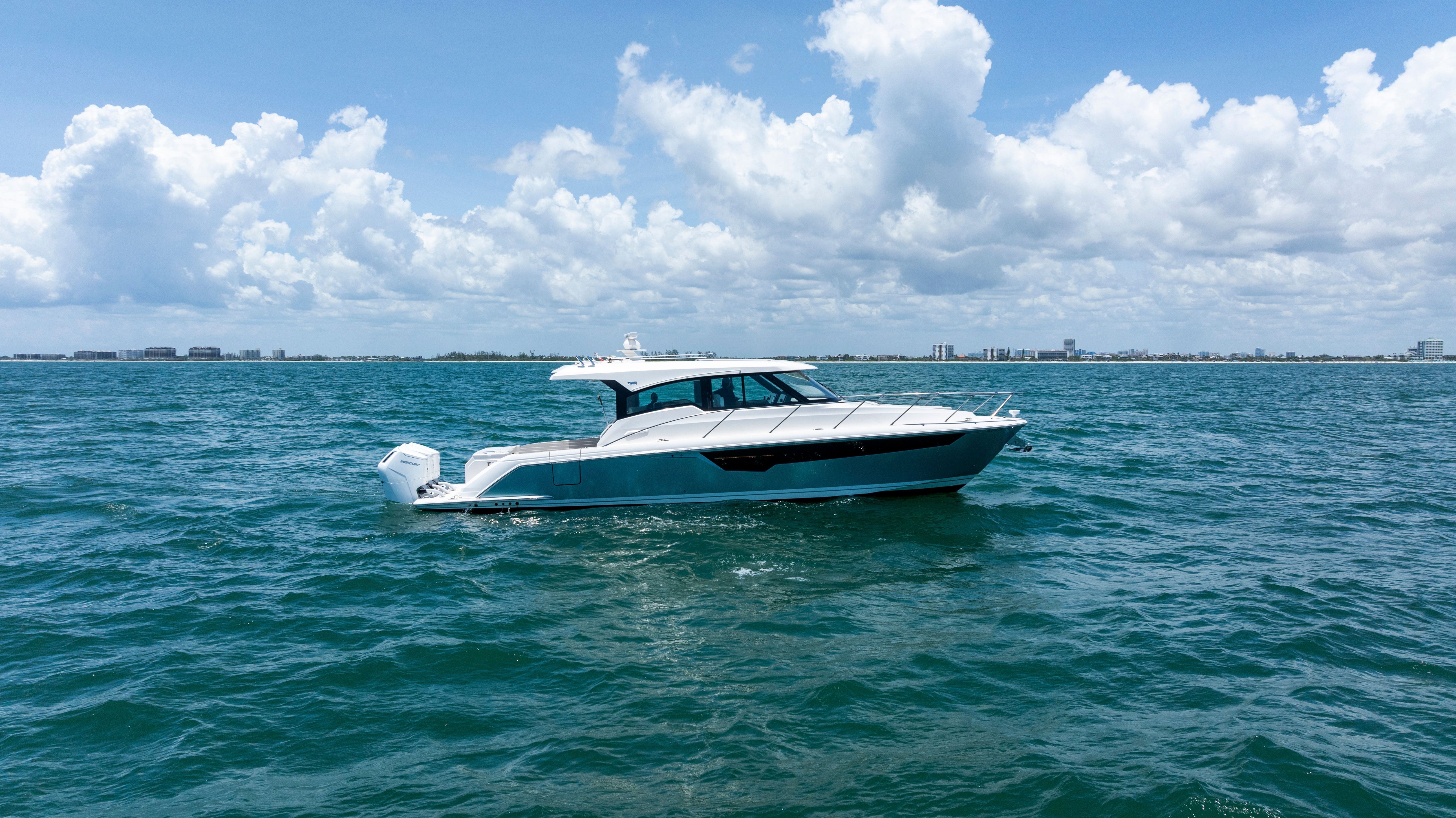 2025 TIARA YACHTS 48 LE - Image 7