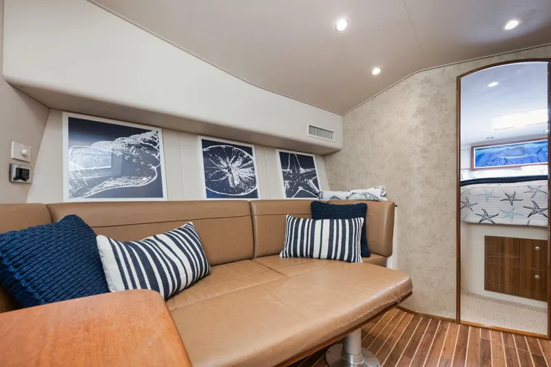 Gamechanger Yacht Photos Pics Viking 42 GAMECHANGER - Salon Seating