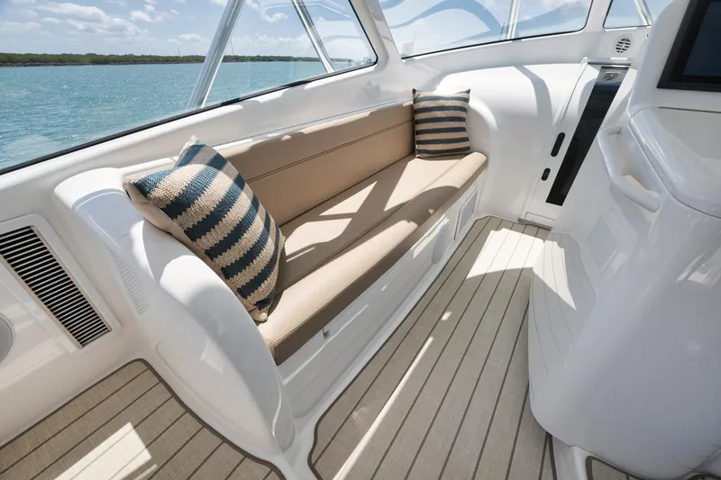 Gamechanger Yacht Photos Pics Viking 42 GAMECHANGER - Flybridge Seating