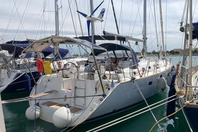  Yacht Photos Pics 2006 Beneteau Oceanis Clipper 473 yacht docked in a marina, featuring a spacious deck.