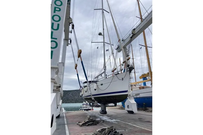  Yacht Photos Pics 2006 Beneteau Oceanis Clipper 473 sailboat being lifted at a marina.