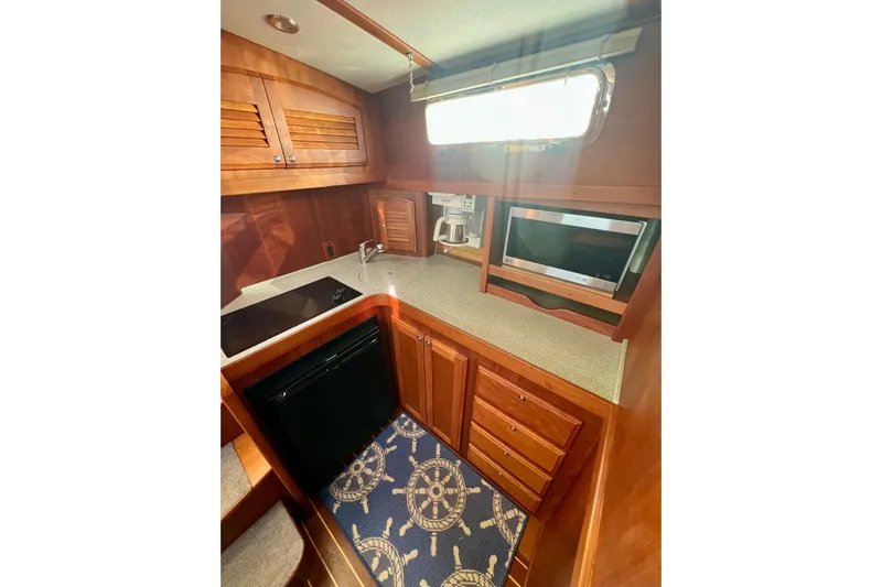 Island Time Yacht Photos Pics 2006 Sabre 38 Hard Top Express yacht kitchen with wood cabinetry and modern appliances.