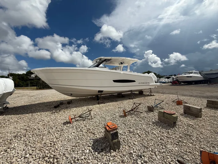  Yacht Photos Pics 2026 REGAL 38 SAV - Image 4