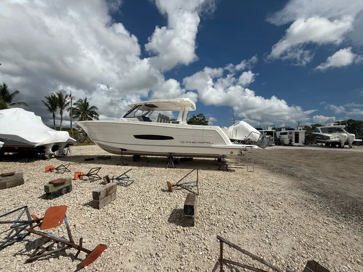  Yacht Photos Pics 2026 REGAL 38 SAV - Image 5