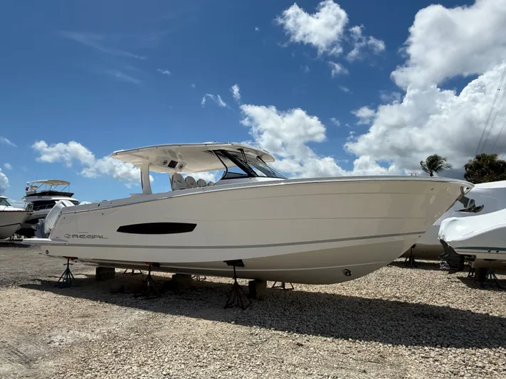  Yacht Photos Pics 2026 REGAL 38 SAV - Image 3