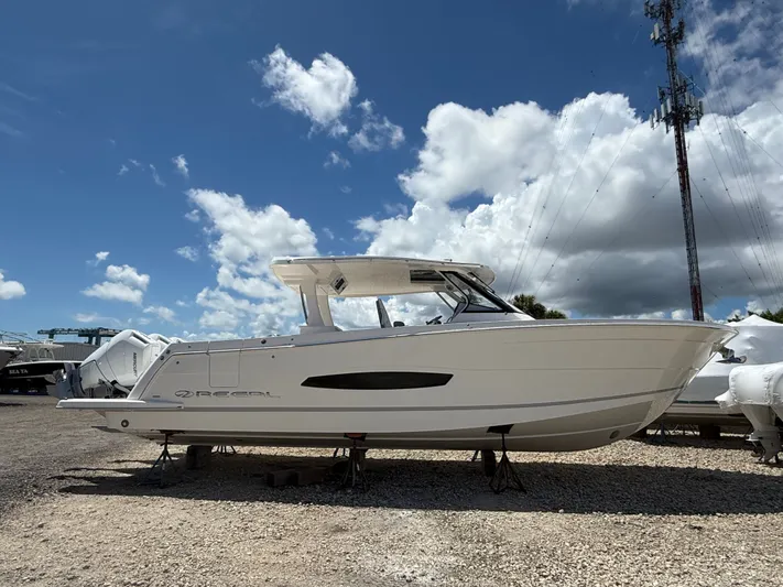  Yacht Photos Pics 2026 REGAL 38 SAV - Image 1