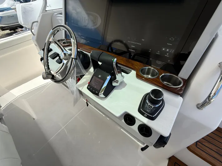  Yacht Photos Pics 2026 REGAL 38 SAV - Image 12