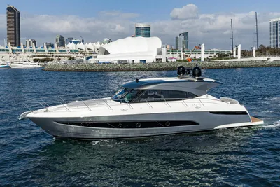 Riviera 5400 Sport Yacht