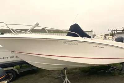 Boston Whaler 220 Outrage