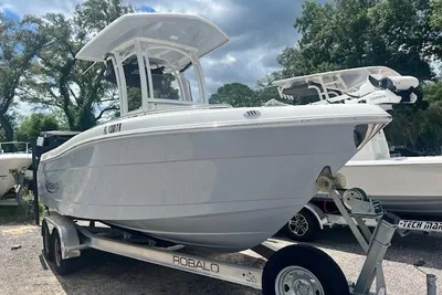 Robalo R222 Center Console