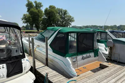 Sea Ray 330 Express Cruiser