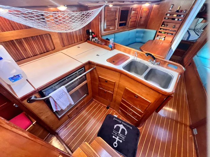 Magic Bus Yacht Photos Pics 