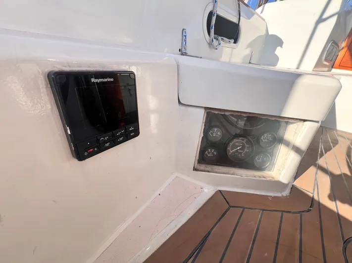 Magic Bus Yacht Photos Pics 