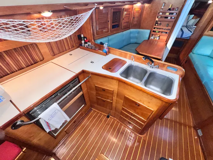 Magic Bus Yacht Photos Pics 