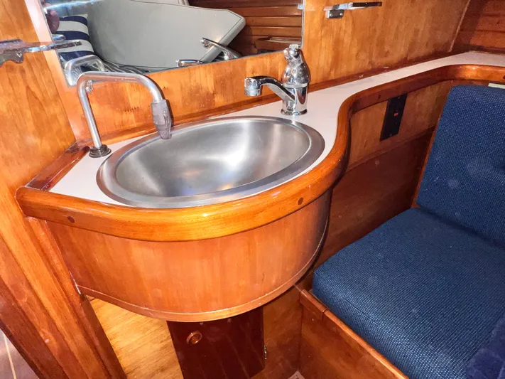 Magic Bus Yacht Photos Pics 