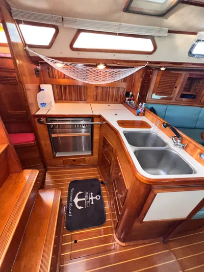Magic Bus Yacht Photos Pics 