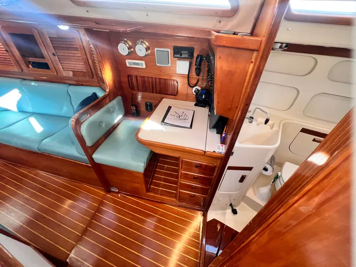 Magic Bus Yacht Photos Pics 