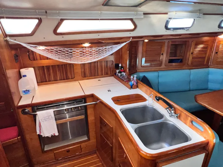 Magic Bus Yacht Photos Pics 