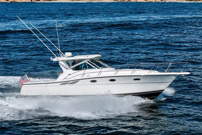 Wave Length Yacht Photos Pics 2001 Tiara Yachts 3500 Open cruising on the ocean with American flag.