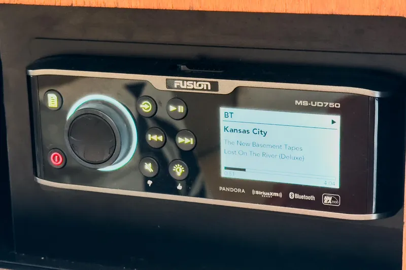 Wave Length Yacht Photos Pics Fusion MS-UD750 stereo system on a 2001 Tiara Yachts 3500 Open, displaying "Kansas City."