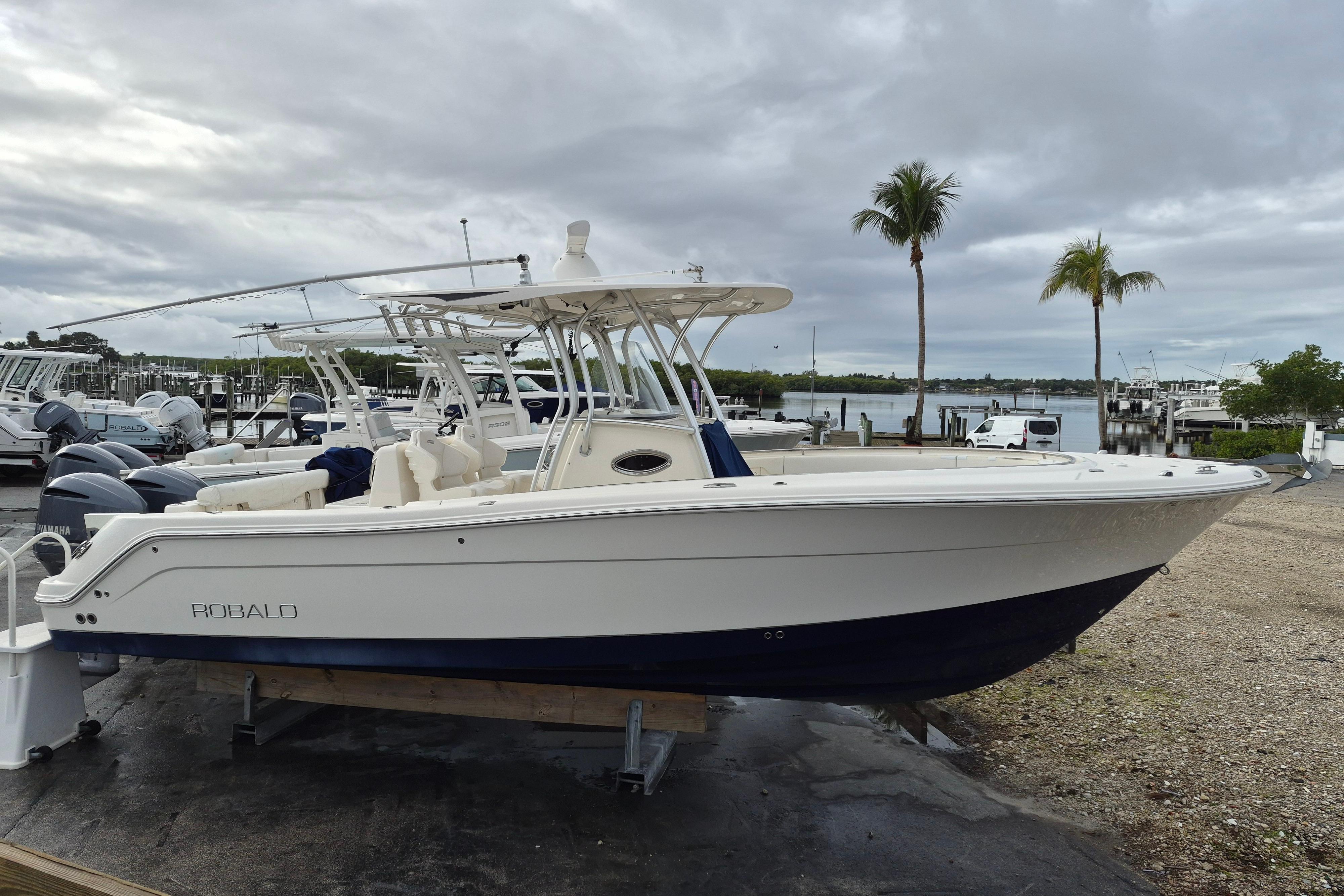 2014 Robalo R300 Center Console - Image 1
