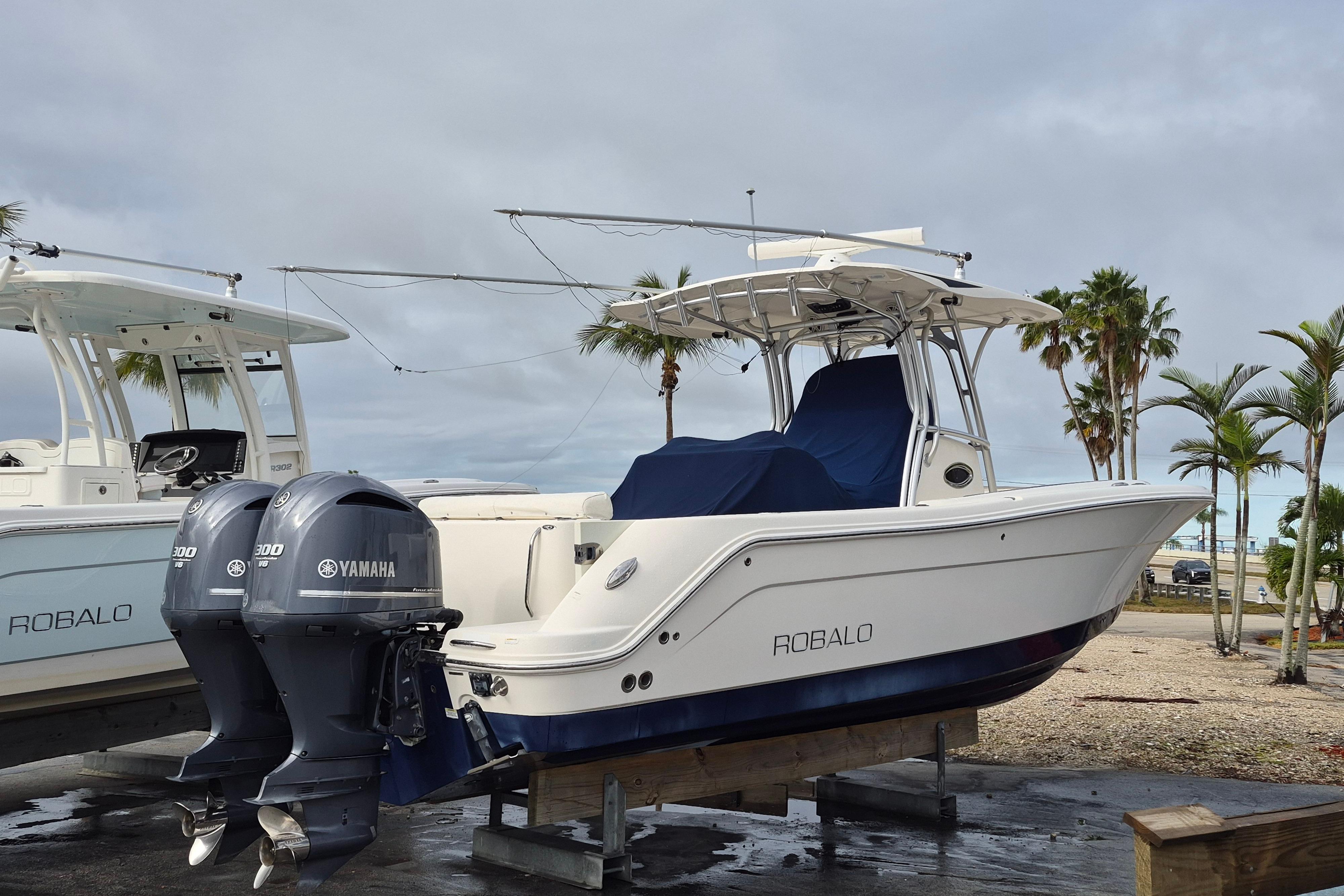 2014 Robalo R300 Center Console - Image 2