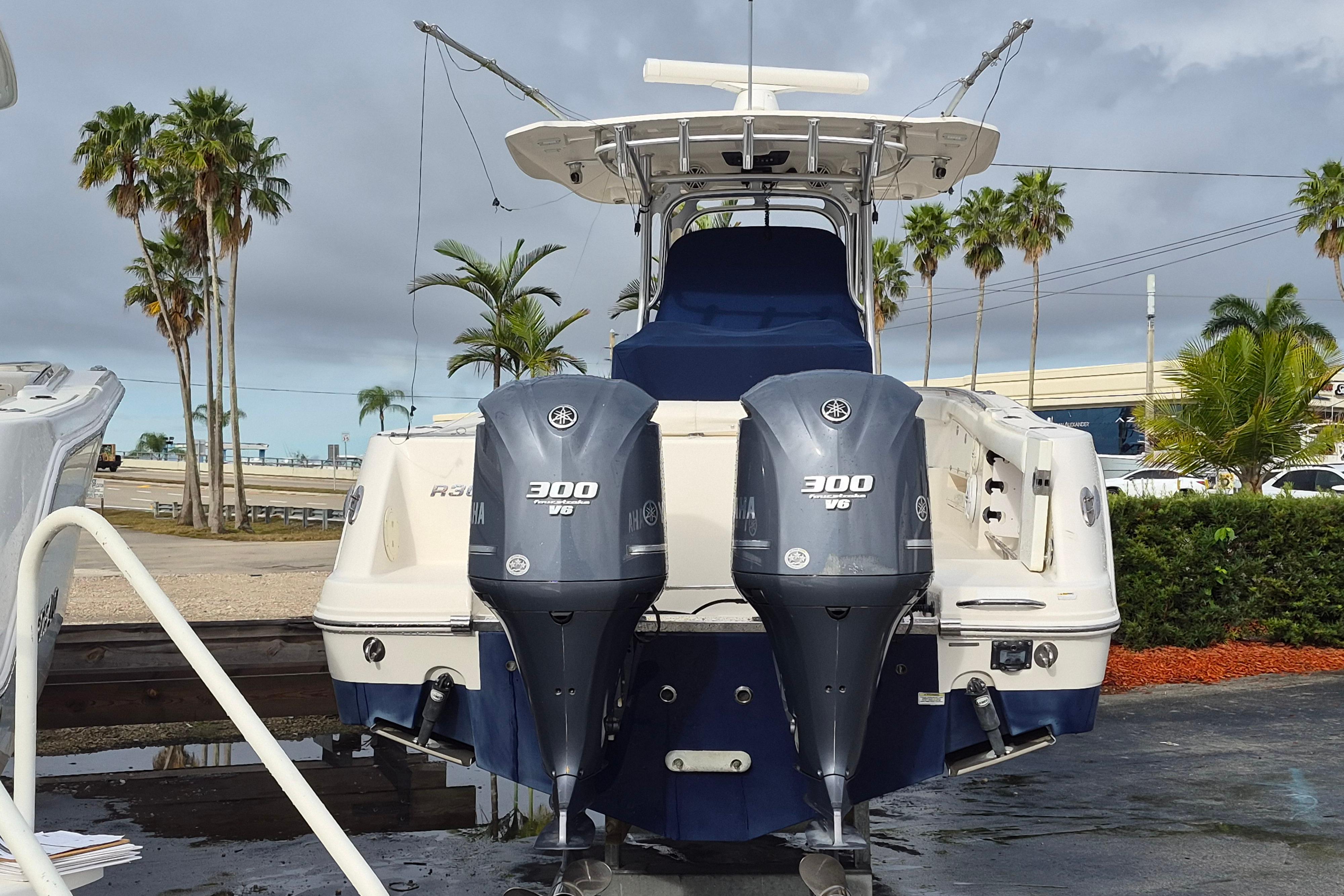 2014 Robalo R300 Center Console - Image 4