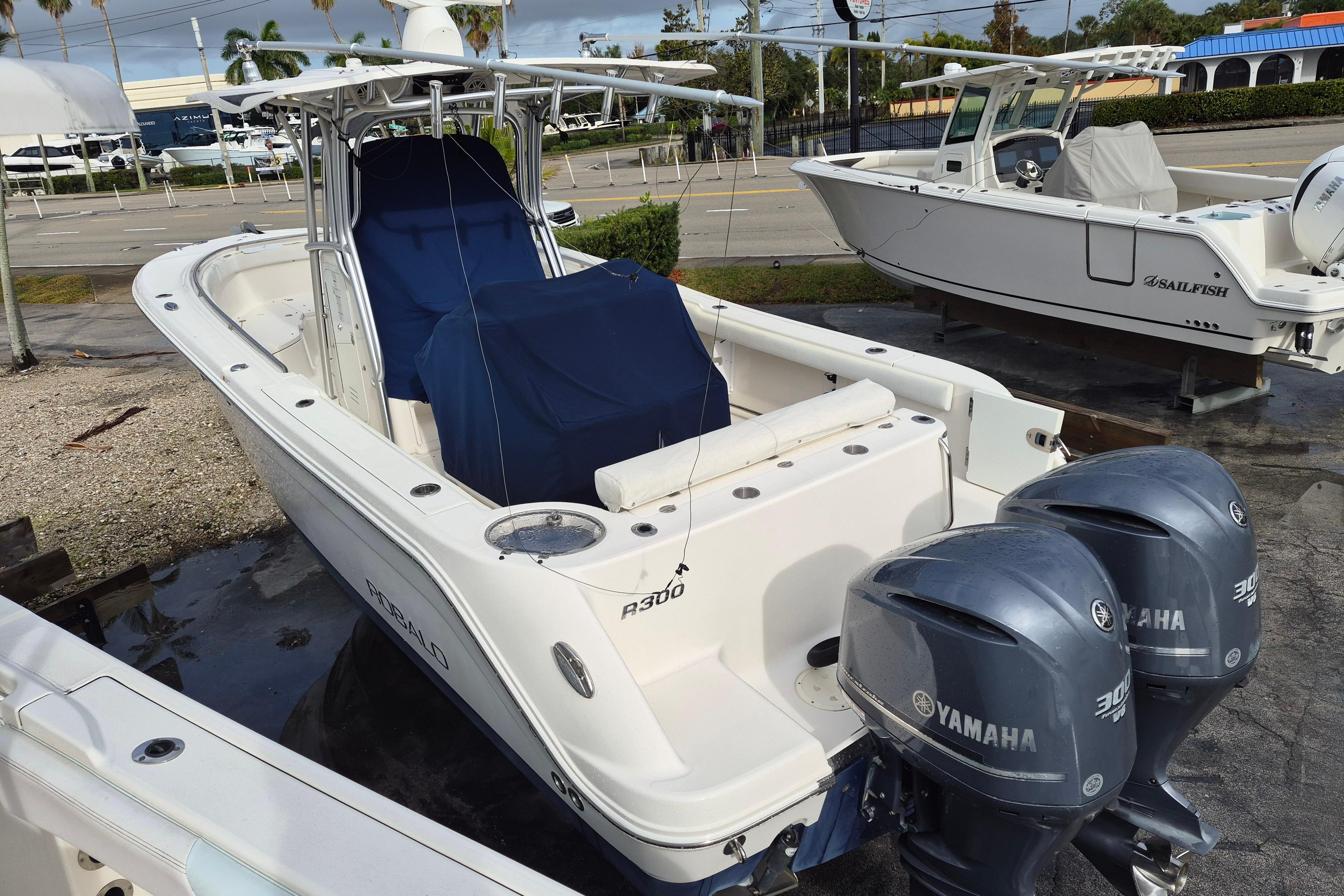 2014 Robalo R300 Center Console - Image 5