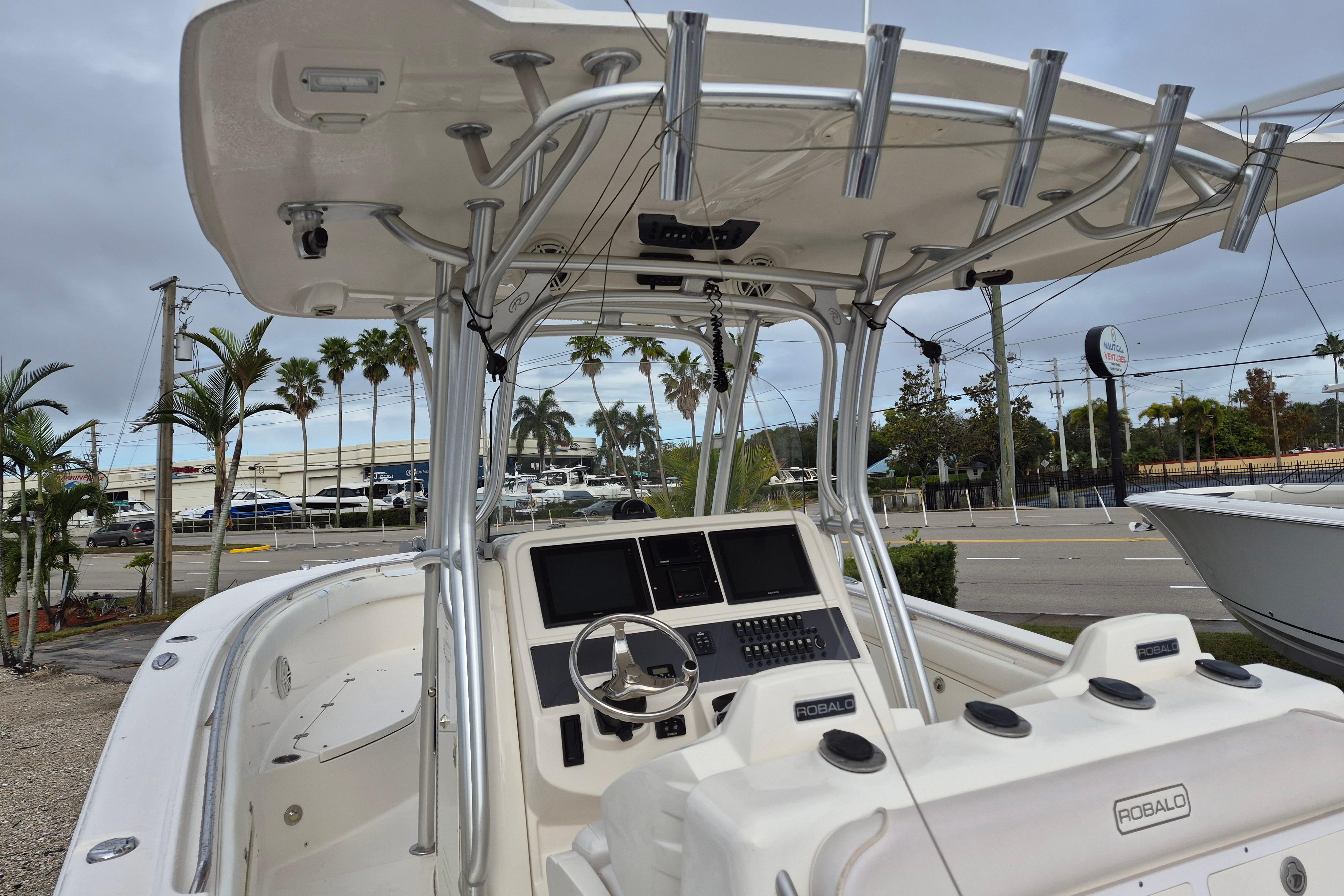 2014 Robalo R300 Center Console - Image 6