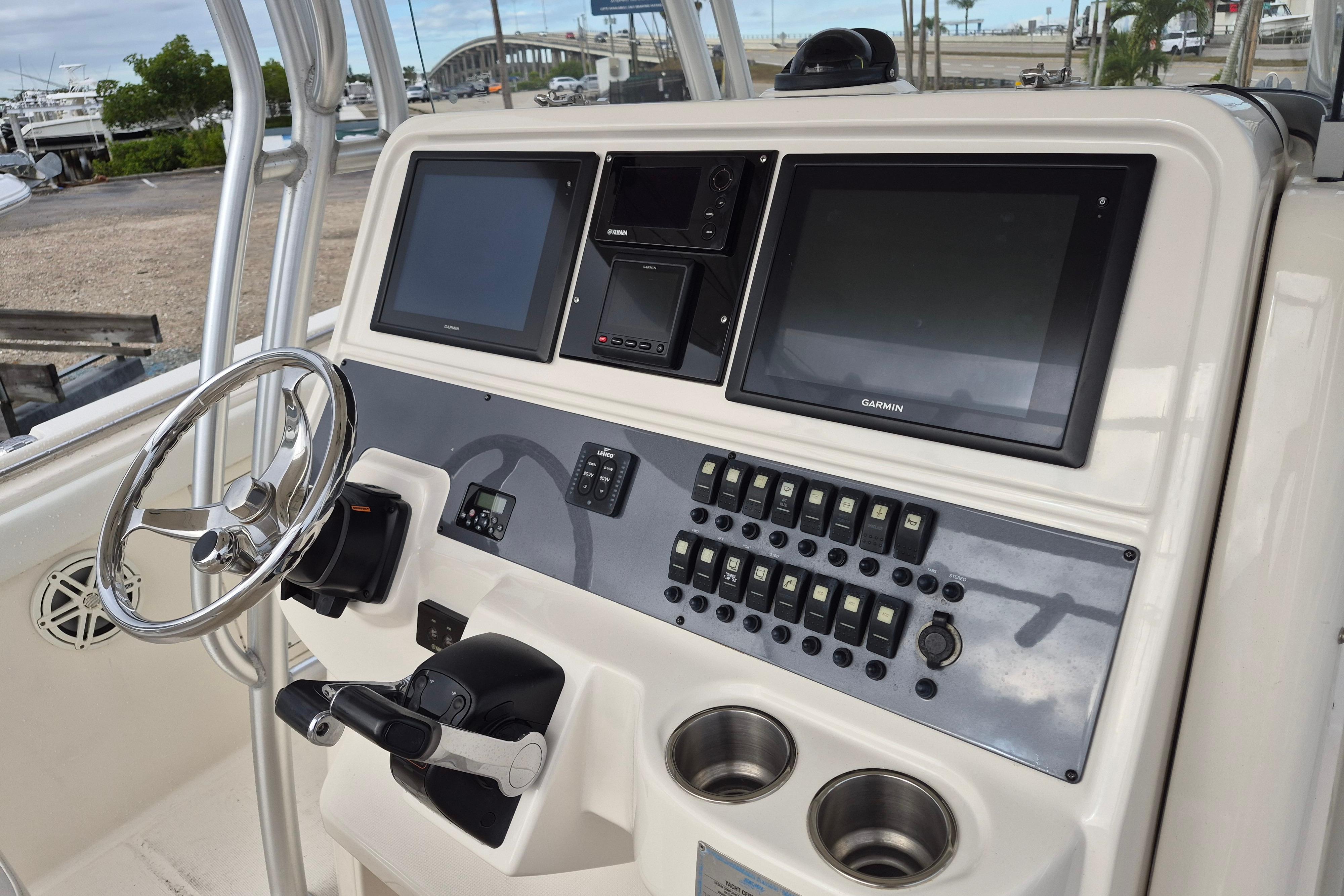 2014 Robalo R300 Center Console - Image 8