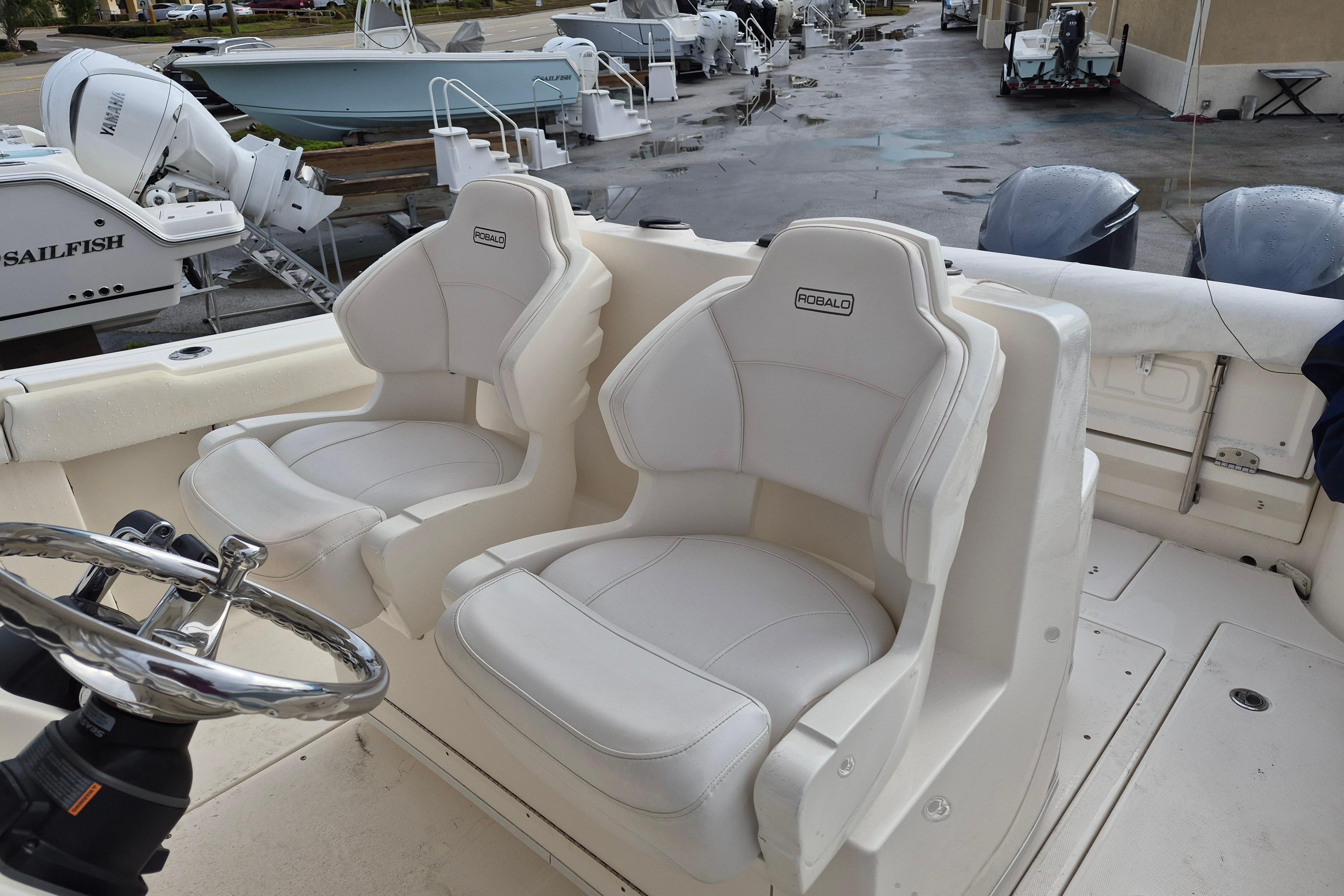 2014 Robalo R300 Center Console - Image 9
