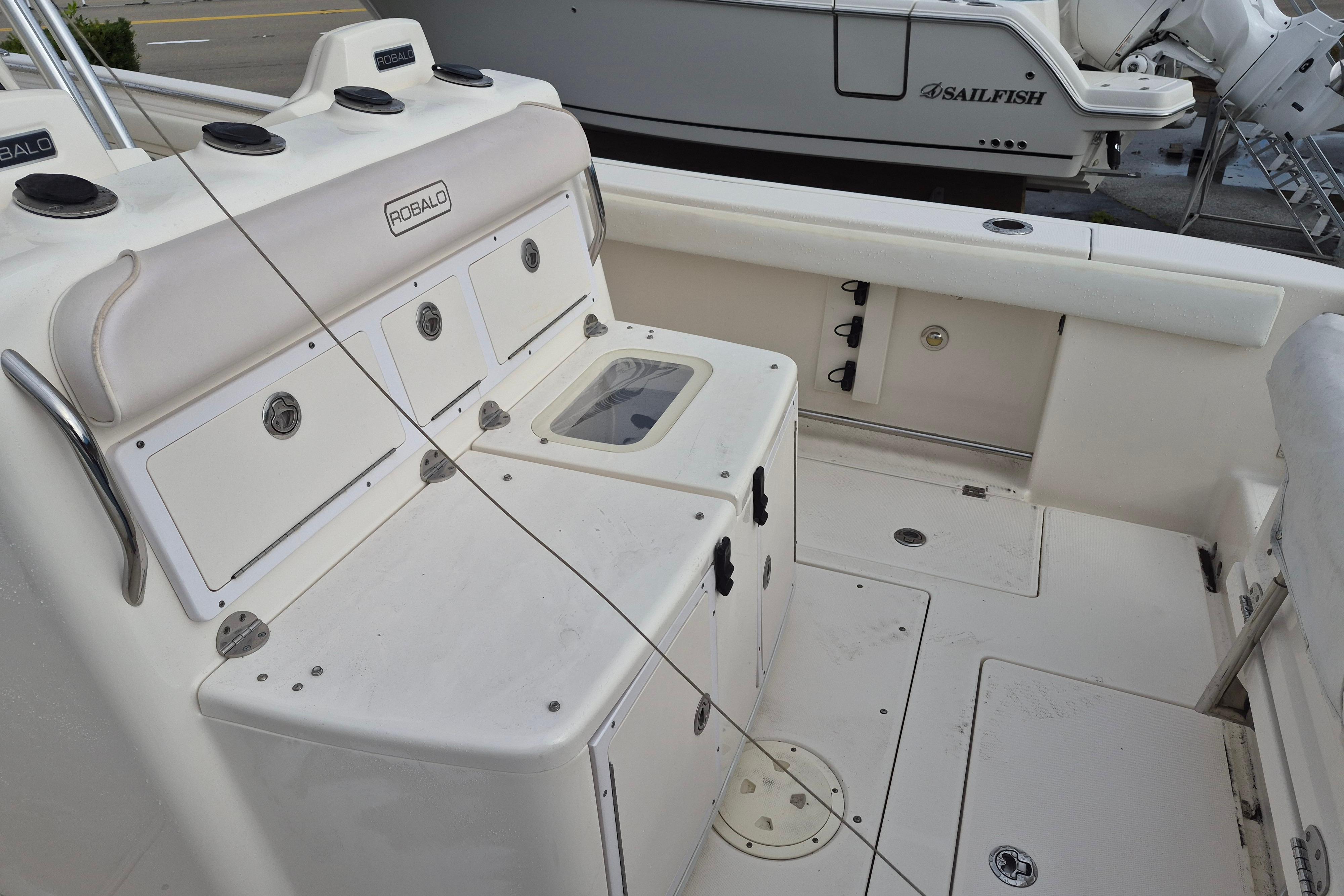 2014 Robalo R300 Center Console - Image 10
