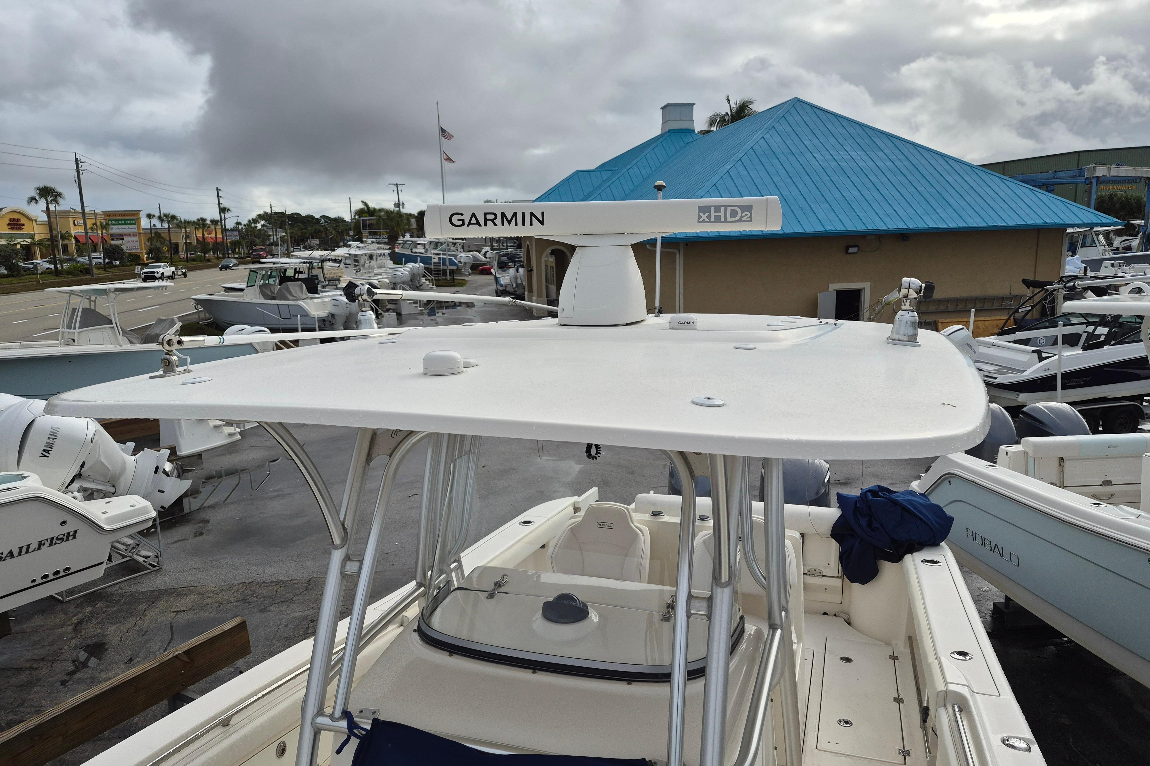 2014 Robalo R300 Center Console - Image 13