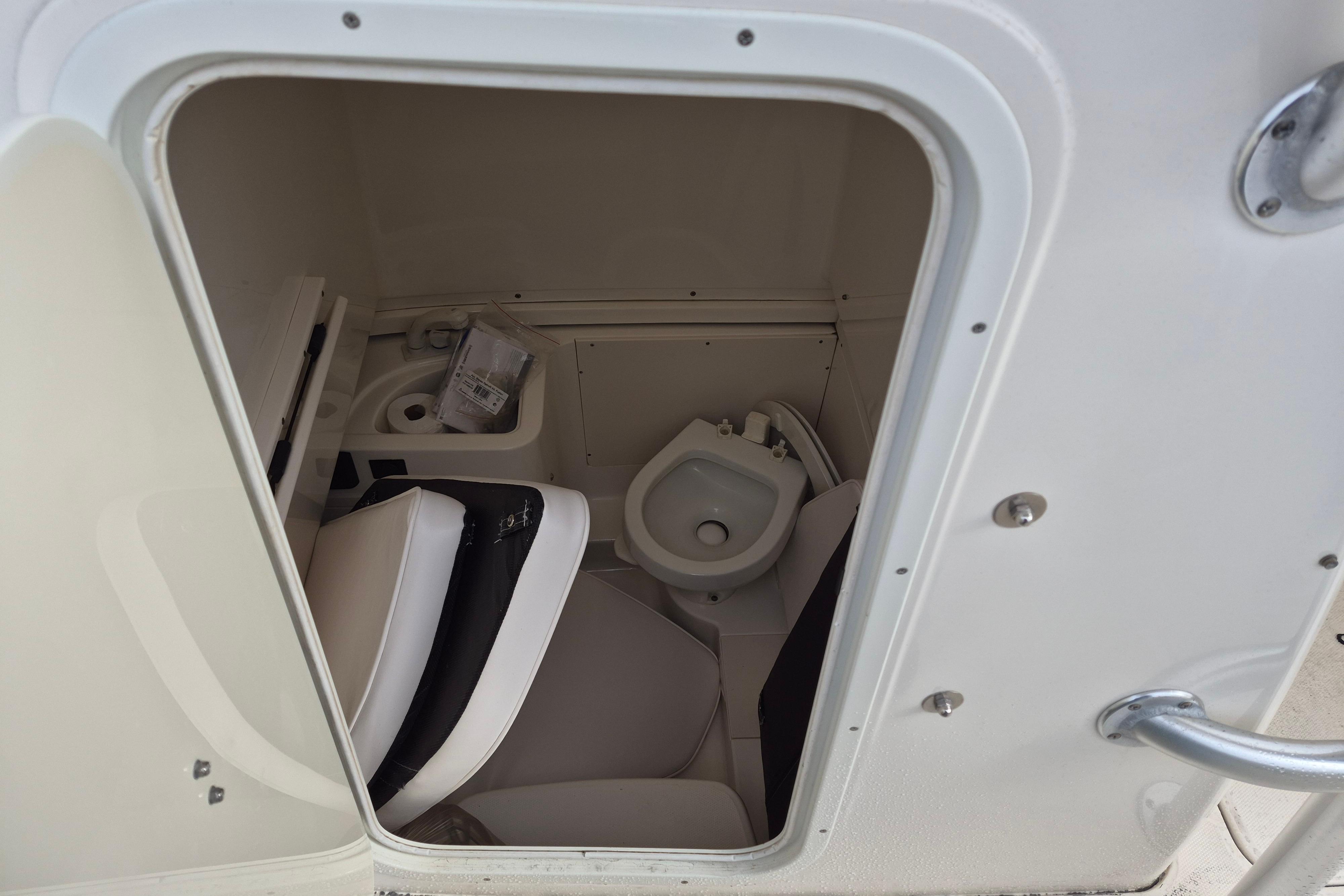 2014 Robalo R300 Center Console - Image 14