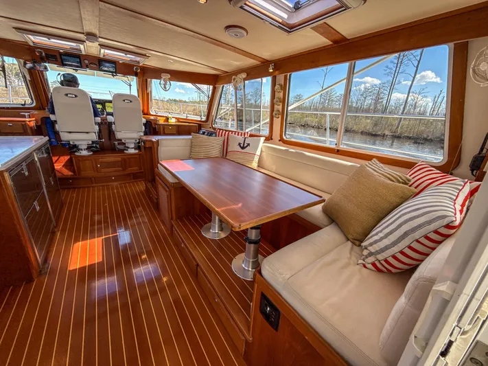 See Level Yacht Photos Pics Saloon Settee