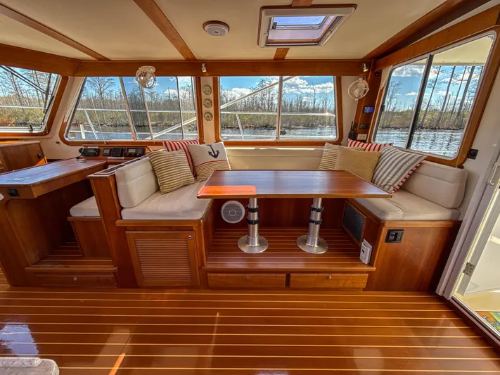 See Level Yacht Photos Pics Hi-Lo Settee Starboard