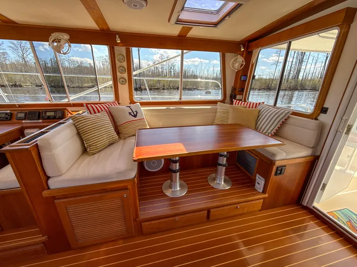 See Level Yacht Photos Pics Settee