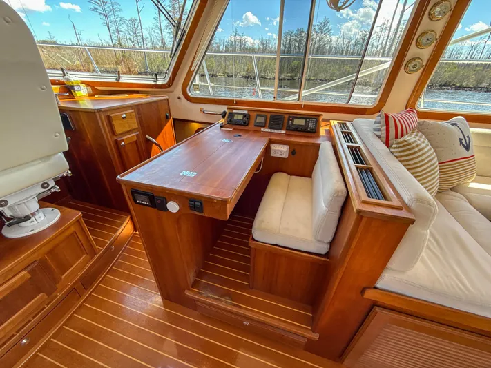 See Level Yacht Photos Pics Nav Desk Starboard
