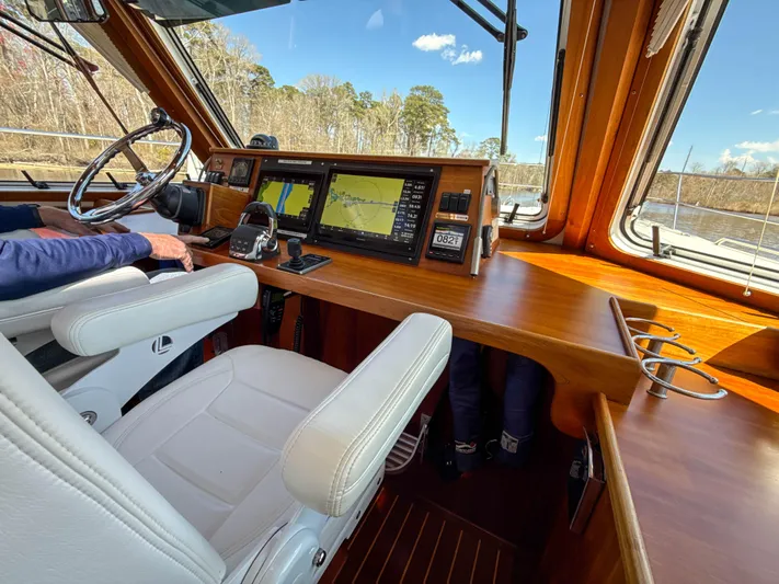 See Level Yacht Photos Pics Helm Starboard