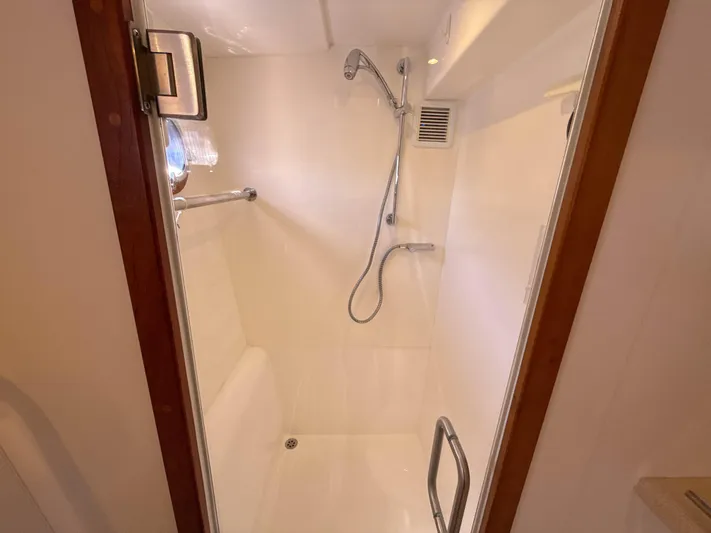 See Level Yacht Photos Pics Starboard Stall Shower