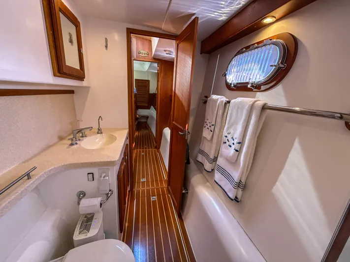 See Level Yacht Photos Pics Starboard Head Forward