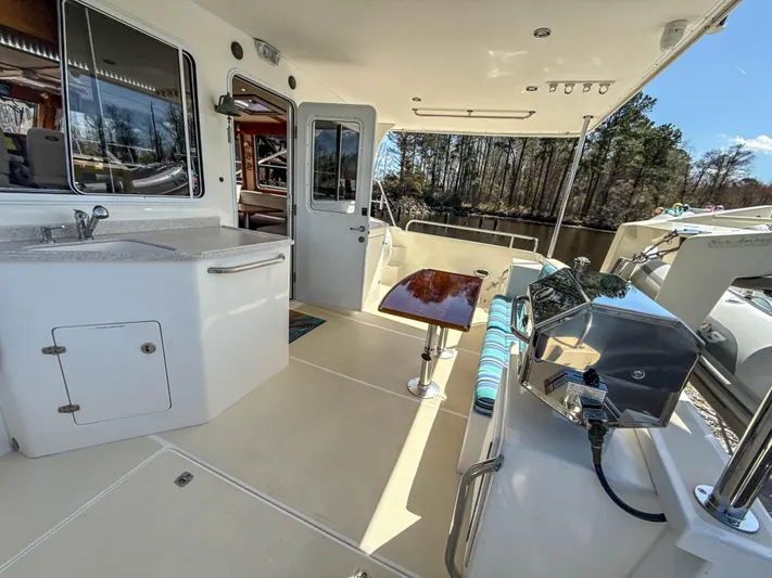 See Level Yacht Photos Pics Aft Deck