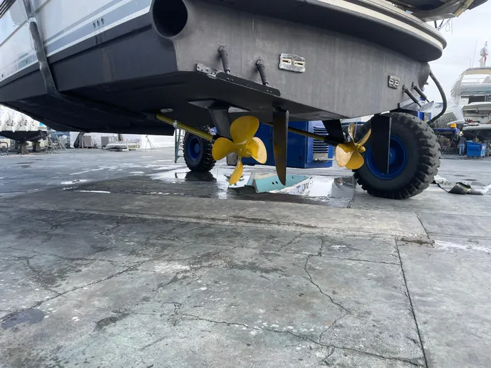 Yacht Photos Pics Neptunus 58 Flybridge 1995 on dry dock, showcasing yellow propellers and hull details.