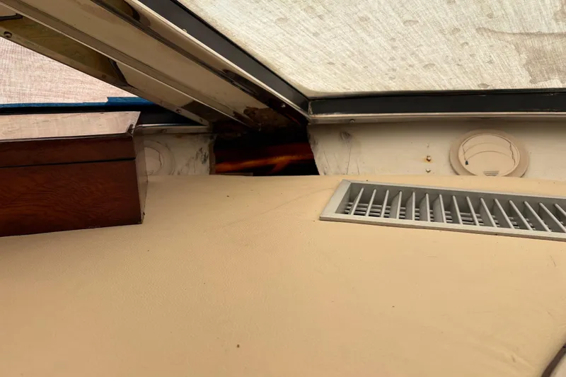  Yacht Photos Pics Interior view of a 1995 Neptunus 58 Flybridge yacht, featuring a vent and wooden box.