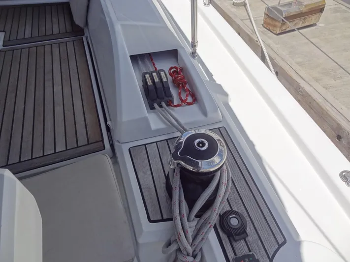 Tabula Rasa Yacht Photos Pics Beneteau Oceanis 46.1 2020 sailboat deck with winch and control lines.