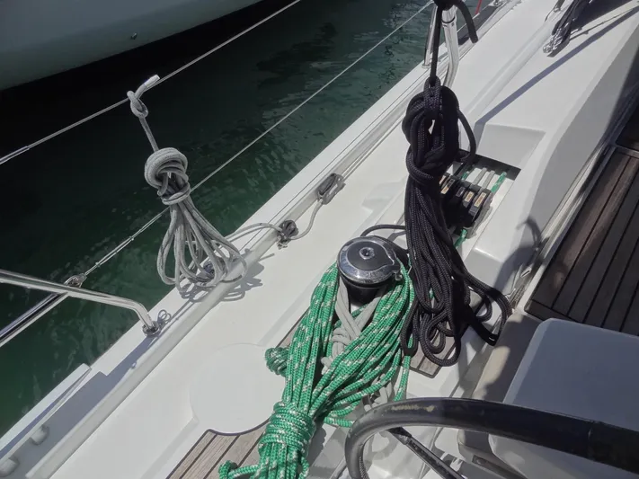Tabula Rasa Yacht Photos Pics Beneteau Oceanis 46.1 (2020) sailboat deck with ropes and winch.